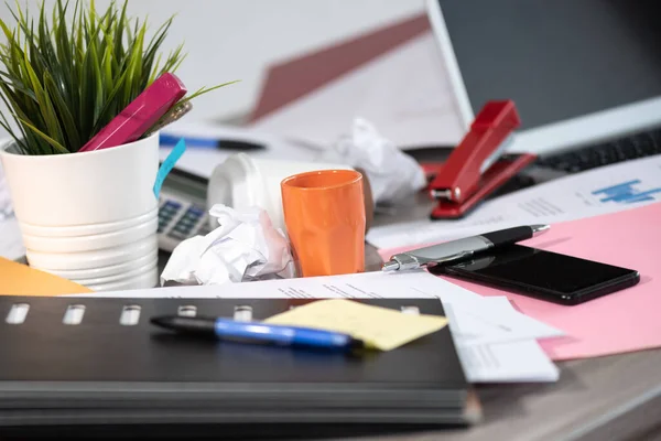 Mesa Escritório Bagunçada Desordenada — Fotografia de Stock