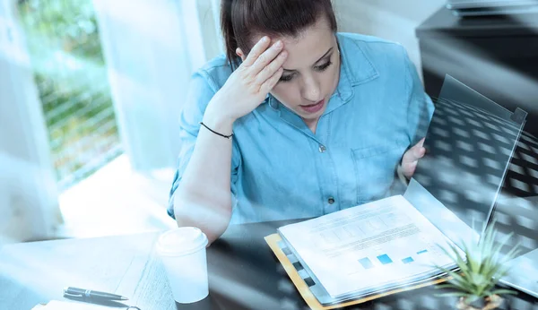 Verrast Zakenvrouw Kijken Naar Document Map Lichteffect — Stockfoto