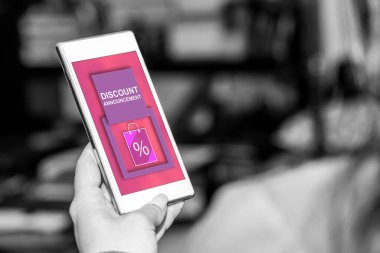 İndirim duyurusu kavramını gösteren akıllı telefon ekranı