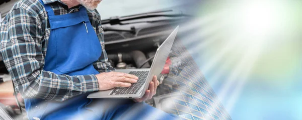 Mecânico Carro Usando Laptop Para Verificar Motor Carro Exposição Múltipla — Fotografia de Stock
