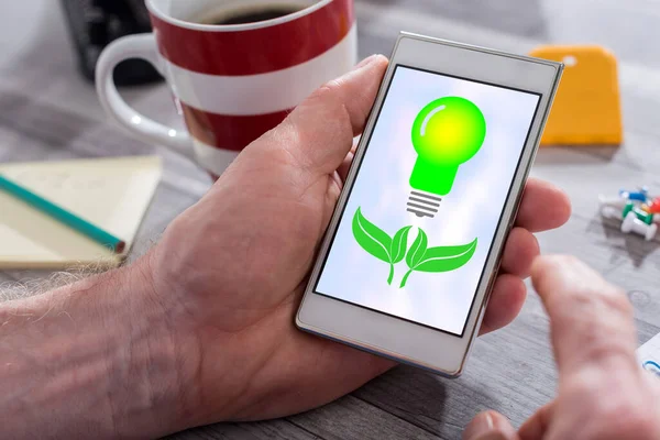 Mano Masculina Sosteniendo Smartphone Con Concepto Energía Verde —  Fotos de Stock