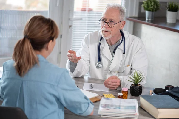 Oberarzt Diskutiert Mit Patientin Arztpraxis — Stockfoto