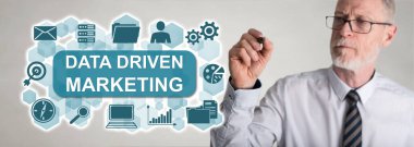 Bir iş adamı tarafından çizilmiş veri güdümlü pazarlama kavramı