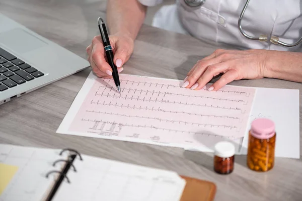 Cardióloga Examinando Gráfico Ecg Consultorio Médico — Foto de Stock