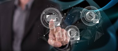 Bir adam dokunmatik ekranda bir ödeme güvenlik kavramına dokunuyor.