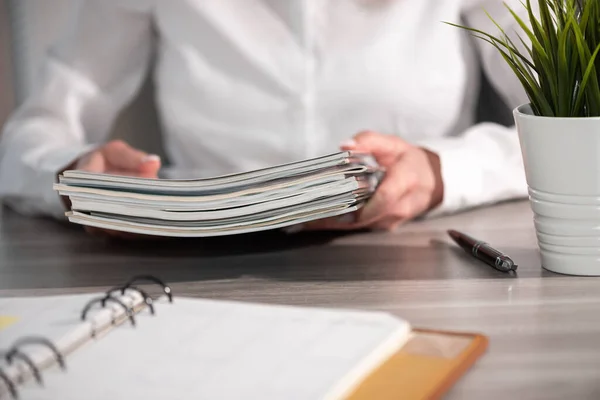 Weibliche Hände Halten Einen Stapel Zeitschriften Der Hand — Stockfoto