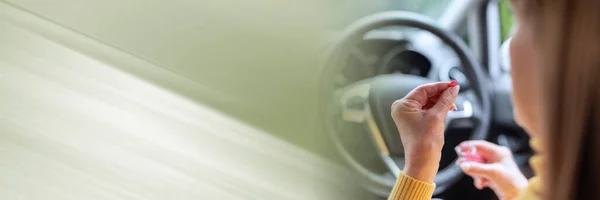 Mujer Sentada Coche Tomando Pastillas Antes Conducir Pancarta Panorámica —  Fotos de Stock