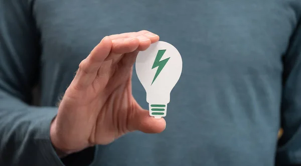 Человек Держит Бумажную Лампочку Концепция Чистой Энергии — стоковое фото