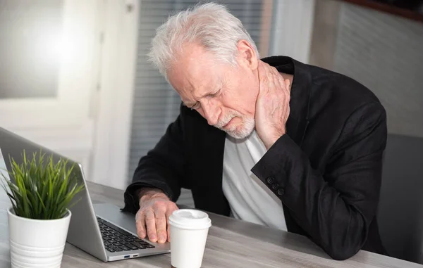 Senior Geschäftsmann Leidet Unter Nackenschmerzen — Stockfoto