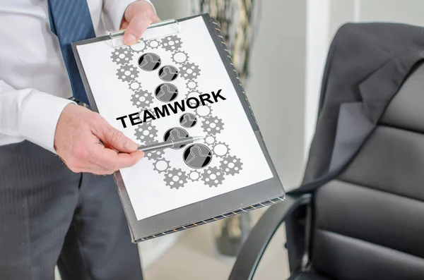 Geschäftsmann Zeigt Teamwork Konzept Auf Klemmbrett — Stockfoto