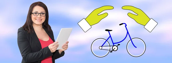 Kvinna Med Hjälp Digital Tablett Med Cykel Försäkring Koncept Bakgrund — Stockfoto