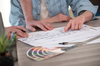 Yeni inşaat projesinin taslağı üzerinde çalışan mimarlar