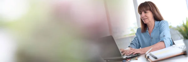 Бізнес Леді Працює Ноутбуці Офісі Панорамний Банер — стокове фото