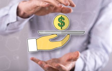 Arka planda bir adamın elleri arasında kişisel kredi kavramı