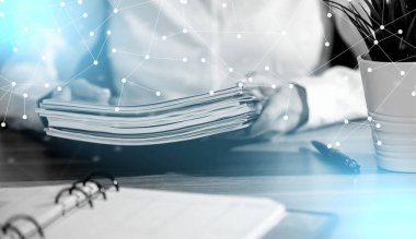 Kadın eli bir yığın şarjör tutuyor; ışık efekti