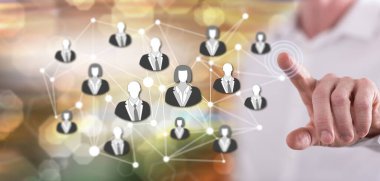 Adam dokunmatik ekranda işbirliği konseptine parmağıyla dokunuyor.