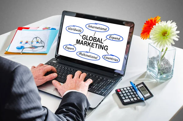 Hombre Escribiendo Ordenador Portátil Que Muestra Concepto Marketing Global — Foto de Stock