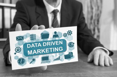 İş adamı veri güdümlü pazarlama kavramına sahip bir indeks kartı gösteriyor