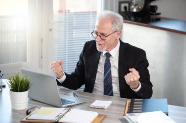 Silahlı kıdemli işadamı; iş başarısı