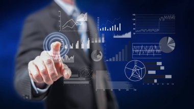 Adam dokunmatik ekranda finansal analiz kavramına parmaklarıyla dokunuyor.