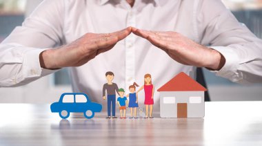 Aile, ev ve araba elle korunuyor - yaşam, ev ve otomobil sigortası kavramı