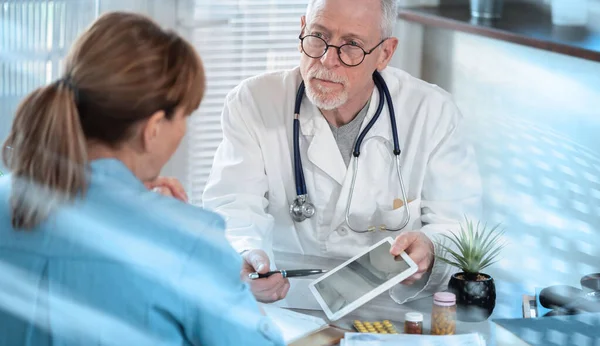 Médico Senior Mostrando Reportes Tableta Digital Paciente Femenino Consultorio Médico — Foto de Stock