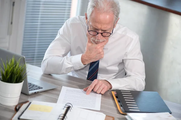 Hochrangiger Geschäftsmann Überprüft Dokument Amt — Stockfoto