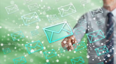 Bir adam dokunmatik ekranda e-posta konseptine parmağıyla dokunuyor.