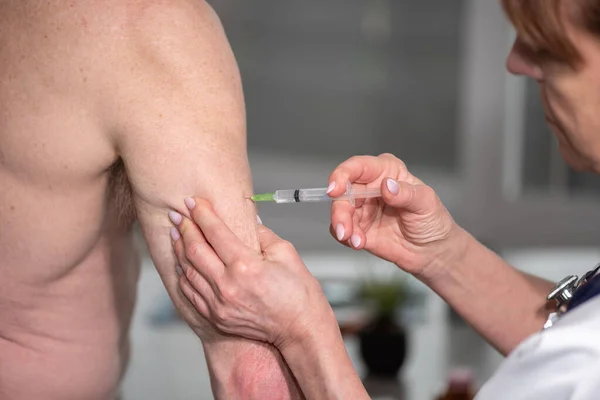 Kadın Doktor Hastanın Koluna Aşı Enjekte Ediyor — Stok fotoğraf