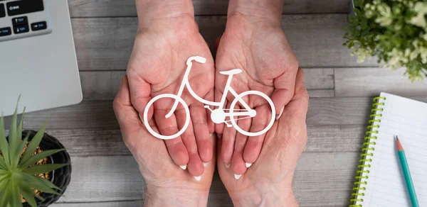 Conceito Seguro Bicicleta Com Bicicleta Papel Nas Mãos — Fotografia de Stock