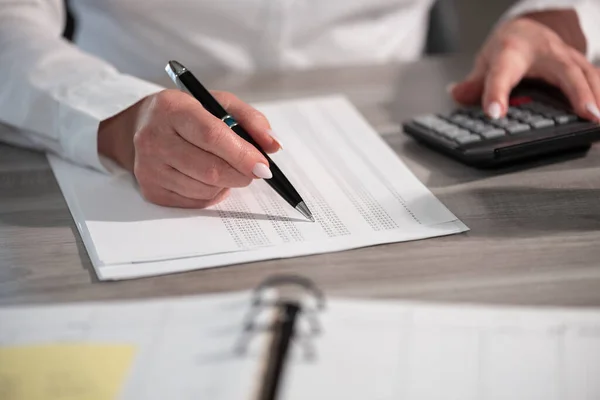 Mains Féminines Utilisant Une Calculatrice Travaillant Sur Des Données Financières — Photo