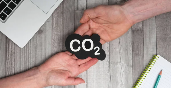 Händer Som Håller Ett Co2 Moln Begreppet Luftföroreningar — Stockfoto