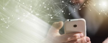 Evde telefonu kullanan yaşlı adam, sert ışık efekti; panoramik pankart