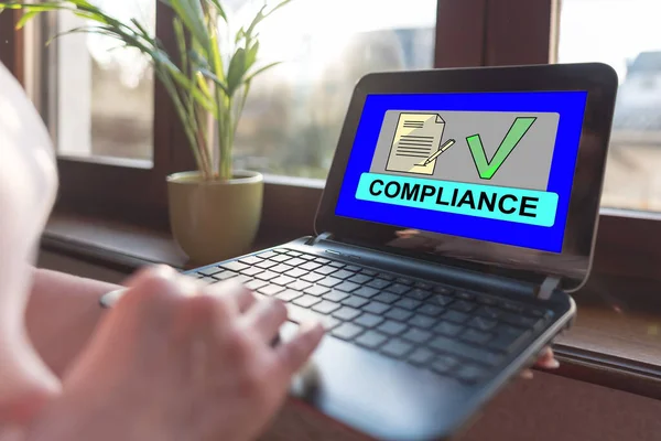 Laptopscherm Met Een Complianceconcept — Stockfoto