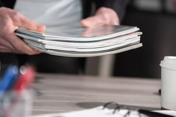 Manos Masculinas Sosteniendo Una Pila Revistas — Foto de Stock