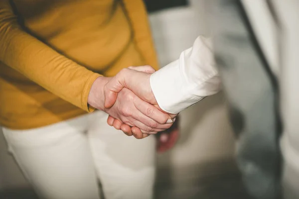 Geschäftsfrau Und Geschäftsmann Geben Sich Die Hand — Stockfoto