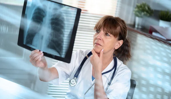 Médica Examinando Relatório Raios Consultório Médico Efeito Luz — Fotografia de Stock