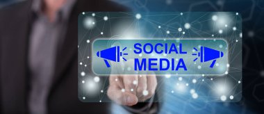 Adam dokunmatik ekranda sosyal medya kavramına parmağıyla dokunuyor.