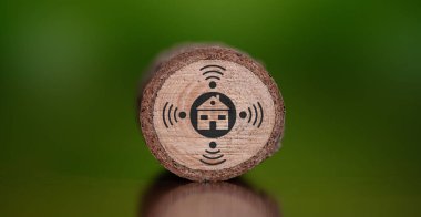 Ahşap kütükte simgesi olan akıllı ev kavramı