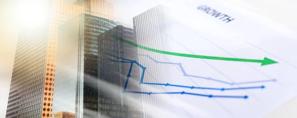 Gráficos Financeiros Mostrando Crescimento Close Exposição Múltipla — Fotografia de Stock
