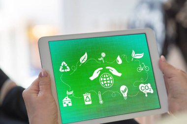 Çevre koruma kavramını gösteren tablet ekranı