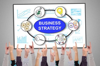 Birkaç parmağın işaret ettiği beyaz tahtadaki iş stratejisi kavramı