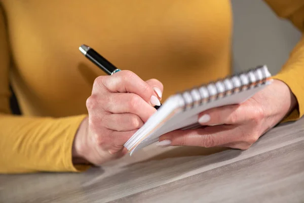 Weibliche Hände Mit Stift Schreiben Auf Notizblock — Stockfoto