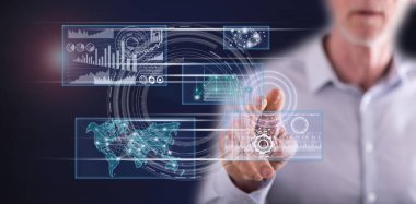 Bir adam dokunmatik ekranda dijital arayüz kavramına parmağıyla dokunuyor.