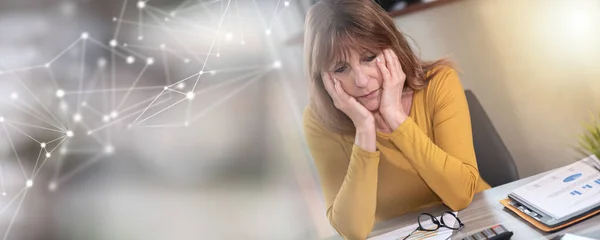 Erschöpfte Geschäftsfrau Sitzt Schreibtisch Panorama Banner — Stockfoto