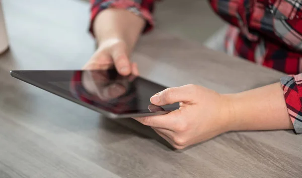 Vrouwelijke Handen Die Digitale Tablet Vasthouden Gebruiken — Stockfoto