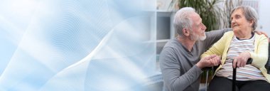 Oğlu tarafından desteklenen yaşlı anne portresi; panoramik pankart