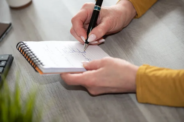 Kvinnliga Händer Med Penna Skriva Anteckningsblock — Stockfoto