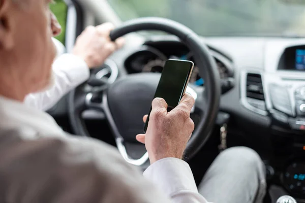Adam Araba Kullanırken Cep Telefonunu Kullanıyor — Stok fotoğraf