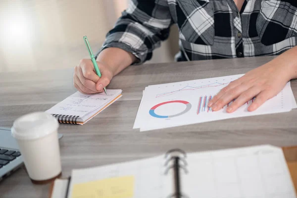 Affärskvinna Som Analyserar Marknadsföringsdata Och Antecknar — Stockfoto